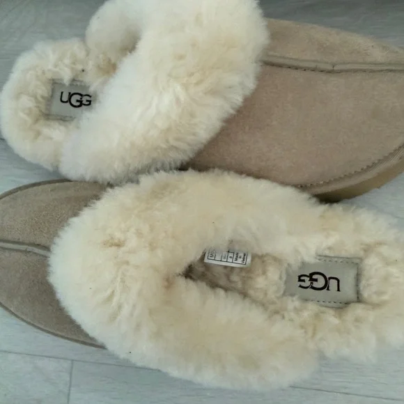UGG Women's Cream and Tan Sheepskin Slippers on platform - Picture 5 of 9